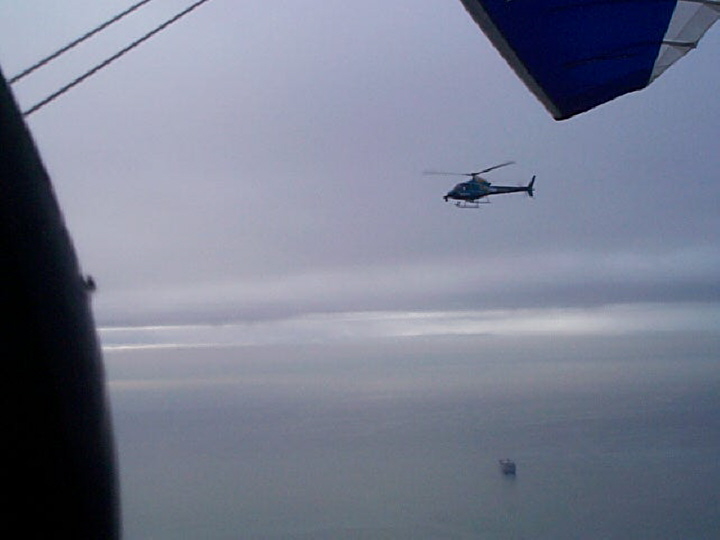 Matt Liknaitzky flies a trike in loose formation with newscopter