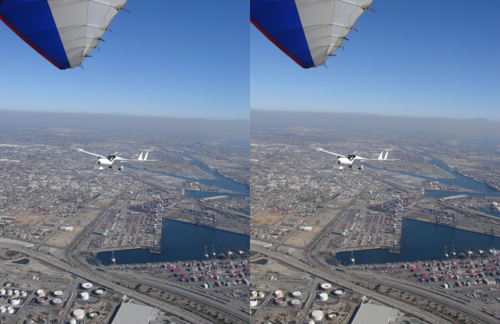 Stereoscopic Picture of motorglider over LA